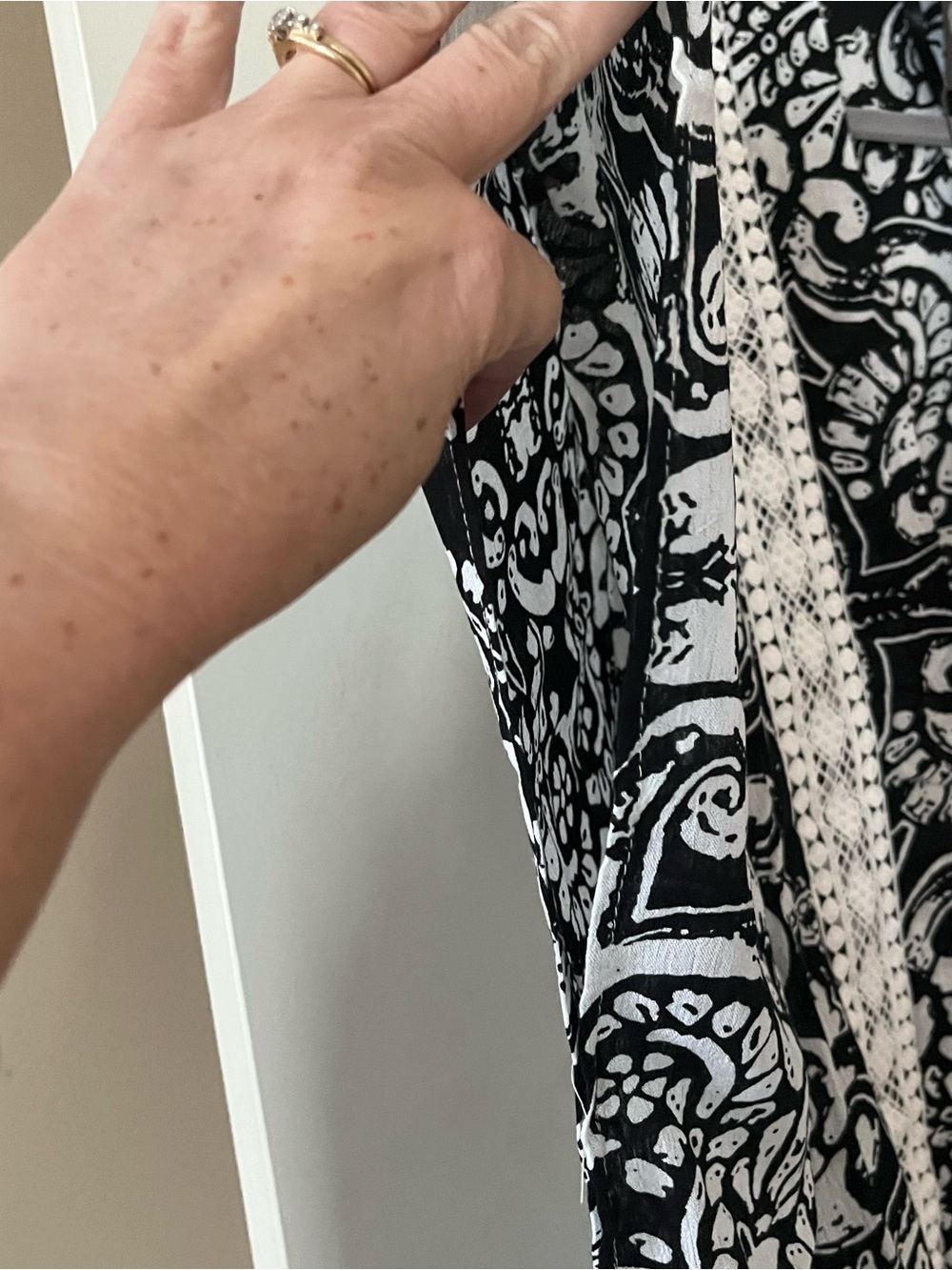 Vince Camuto Lace-Trim Black and White Kimono Wrap OSFM - Picture 11 of 15